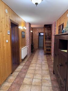 Η κουζίνα ή μικρή κουζίνα στο Zázrivský Dvor - Chata Magura, Wellness, Self Check-In, 6 bedrooms, 4 bathrooms +22 φωτογραφίες
