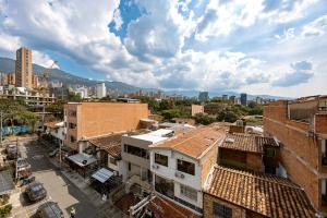 メデジンにあるStrataSix Hotelの建物のある都市の航空写真