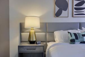Voodi või voodid majutusasutuse Lititz Pointe Inn and Suites toas