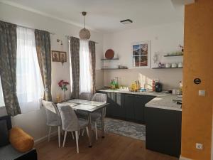 Kuchyň nebo kuchyňský kout v ubytování Gold Apartman