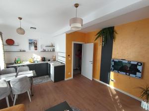 Kuchyň nebo kuchyňský kout v ubytování Gold Apartman