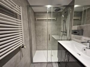 łazienka z prysznicem i umywalką w obiekcie Résidence Roselend - Charmant appartement de 3 pièces situé dans une résidence au village du Chantel, proche des pistes et avec piscine. MAE-2474 w mieście Arc 1800 +13 zdjęć
