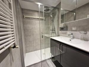 łazienka z umywalką i prysznicem w obiekcie Résidence Roselend - Charmant appartement de 3 pièces situé dans une résidence au village du Chantel, proche des pistes et avec piscine. MAE-2474 w mieście Arc 1800