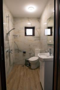 un bagno con un water e un lavandino di Къща за гости 'Кадийца' a Sushitsa Altre 32 foto