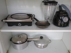 uno scaffale da cucina con un frullatore e una pentola di Refúgio na Floresta a Lavras