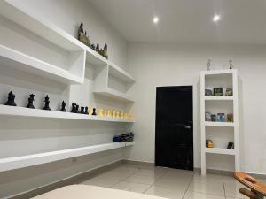 a room with shelves and a black door at apartamento hacia las olas Playa la Barqueta in Querévalo