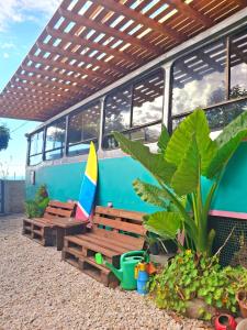 een bus met een bankje en een surfplank erop bij Estación Sur Mdp in Mar del Plata