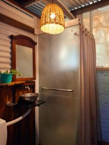 een badkamer met een koelkast en een kroonluchter bij Estación Sur Mdp in Mar del Plata +57 foto's