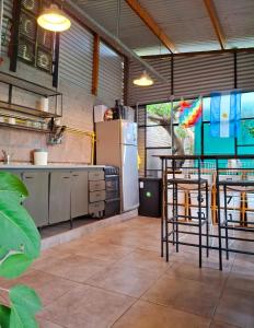 een keuken met een koelkast en een tafel. bij Estación Sur Mdp in Mar del Plata