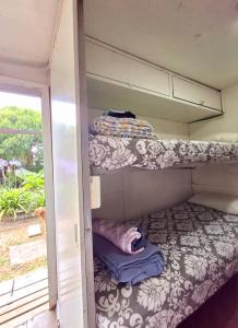 een paar stapelbedden in een huis bij Estación Sur Mdp in Mar del Plata
