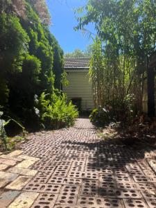 una entrada de adoquines frente a una casa en Bird Paradise In Bush setting, en Bendigo