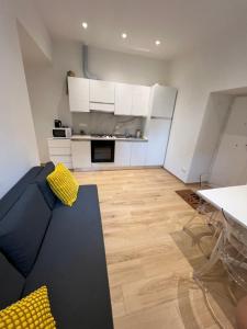 a living room with a couch and a kitchen at Roma Cento new apartment in Rome