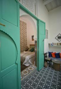 Ένα ή περισσότερα κρεβάτια σε δωμάτιο στο Riad Nostalgie of Tetouan