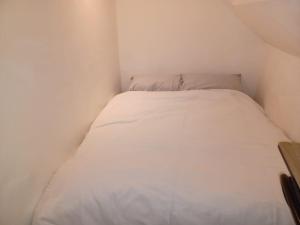 Postel nebo postele na pokoji v ubytování Byron View House R6