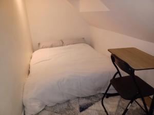 Postel nebo postele na pokoji v ubytování Byron View House R6