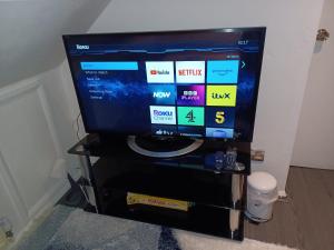 TV a/nebo společenská místnost v ubytování Byron View House R6