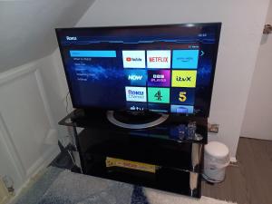 TV a/nebo společenská místnost v ubytování Byron View House R6