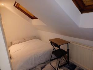 Postel nebo postele na pokoji v ubytování Byron View House R6 + 22 fotografií