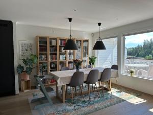 une salle à manger avec une table et des chaises dans l'établissement Granåsen ski-VM, à Trondheim