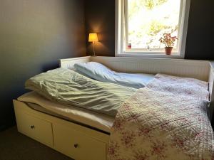 - un lit sans fenêtre dans une chambre dans l'établissement Granåsen ski-VM, à Trondheim