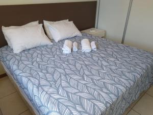 Una cama o camas en una habitación de Flat Beira Mar em Manaíra - Aptos de 2 Quartos