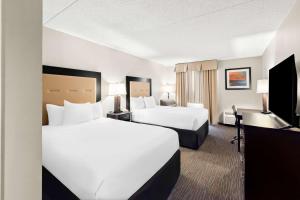 Postel nebo postele na pokoji v ubytování Sonesta Essential Atlantic City West