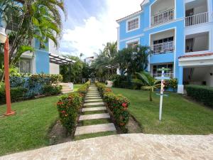 une voie devant un bâtiment bleu dans l'établissement Paradise Arenas De Bávaro RD, à Punta Cana