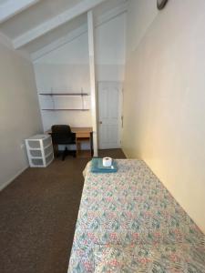 a bedroom with a bed and a desk in it at Alojamiento Viña, conectividad y tranquilidad in Viña del Mar