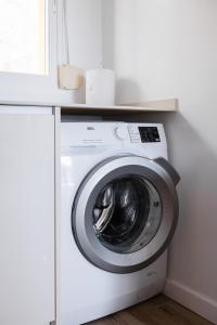 una lavadora blanca en una cocina con encimera en Casa MuMa, en Calpe