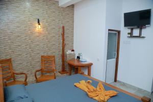 a bedroom with a bed with a wooden star on it at Star Rain Tour Inn in Ratnapura
