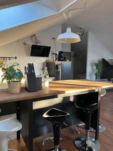 TV a/nebo společenská místnost v ubytování Moderne & stilvolle Wohnung klimatisiert - Messe & Flughafen München