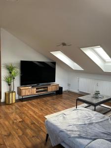 TV a/nebo společenská místnost v ubytování Moderne & stilvolle Wohnung klimatisiert - Messe & Flughafen München + 37 fotografií