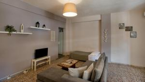 Televízia a/alebo spoločenská miestnosť v ubytovaní Anesi Rooms To Rent