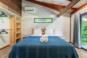 a bedroom in a tiny house with a bed at Villa Illary, paradise vert in Le Robert