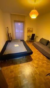 a bedroom with two beds and a desk in it at Privatzimmer im 1 OG in einem Reihenhaus mit gemeinschaftlichen Zimmern in Heidelberg