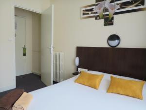 Ein Bett oder Betten in einem Zimmer der Unterkunft Hotel de la Paix