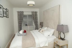 Ένα ή περισσότερα κρεβάτια σε δωμάτιο στο MDZ Luxe Stays-Sleeps 6