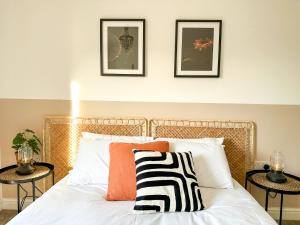 Postel nebo postele na pokoji v ubytování Tornado Chase - Luxury & Spacious 5 Bedroom Home - Sleeps 8 + 45 fotografií