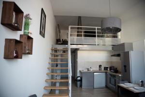 eine kleine Küche mit einem Etagenbett in einem Zimmer in der Unterkunft Le Passementier, T2 duplex grand volume parking souterrain wifi Netflix in Saint Etienne