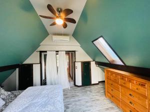 Postel nebo postele na pokoji v ubytování Spacious Lakefront Cottage Just 12 Mins to Hwy401