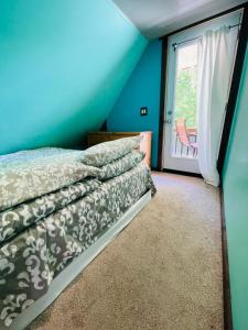 Postel nebo postele na pokoji v ubytování Spacious Lakefront Cottage Just 12 Mins to Hwy401