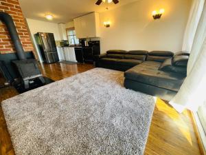 Posezení v ubytování Spacious Lakefront Cottage Just 12 Mins to Hwy401 + 65 fotografií