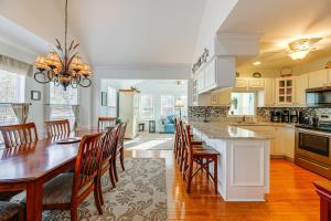 O bucătărie sau chicinetă la 8 Mi to Beach Ocean Pines Home Near Marina and Golf