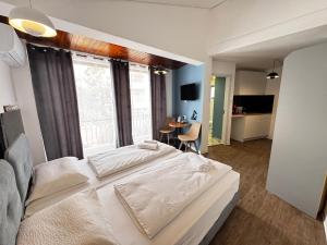 Ένα ή περισσότερα κρεβάτια σε δωμάτιο στο Modern Studio N14 kitchenette private bathroom