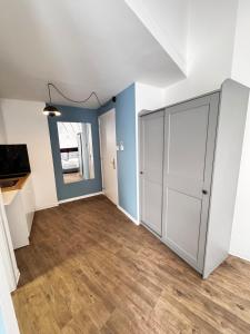 Μια τηλεόραση ή/και κέντρο ψυχαγωγίας στο Modern Studio N14 kitchenette private bathroom
