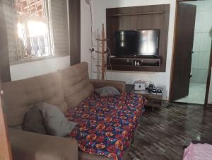 TV a/nebo společenská místnost v ubytování Chácara Lopes