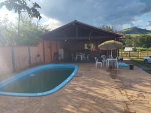 Bazén v ubytování Chácara Lopes nebo v jeho okolí