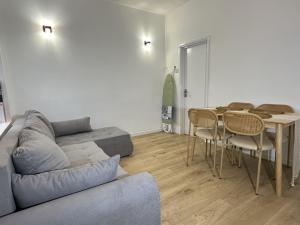 a living room with a couch and a table at 6-Sleeper 3BR Garden Beach - FREE parking in Portsmouth