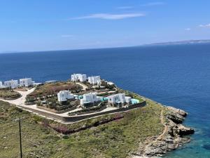 Photo de la galerie de l'établissement Waterfront Luxurious Villa - Kea Island, à Melissaki