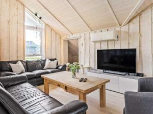 TV a/nebo společenská místnost v ubytování Luxury Lakeside Retreat - By Traum Ferienwohnungen